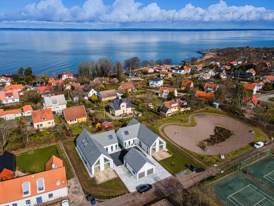 Inwestycja Arild Husen z lotu ptaka, nad brzegiem morza