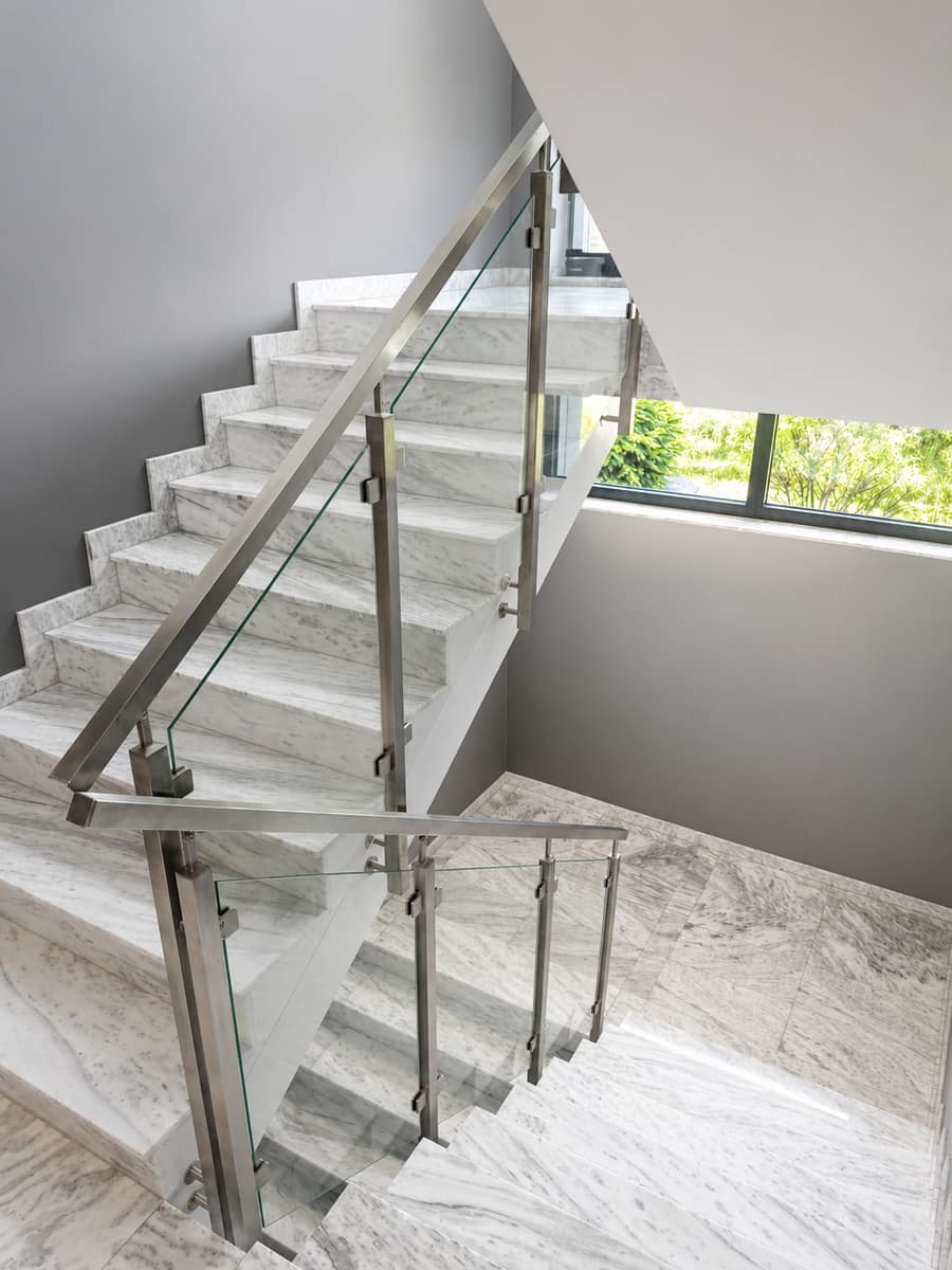 Klatka schodowa z balustradą ze szkła i stali